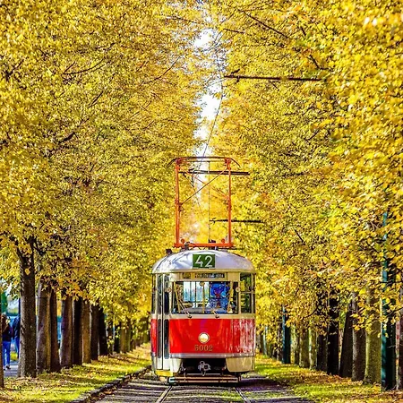 Quiet G3 Near The Castle * Prag