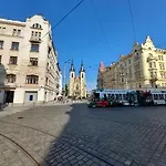 Quiet G3 Near The Castle * Prag